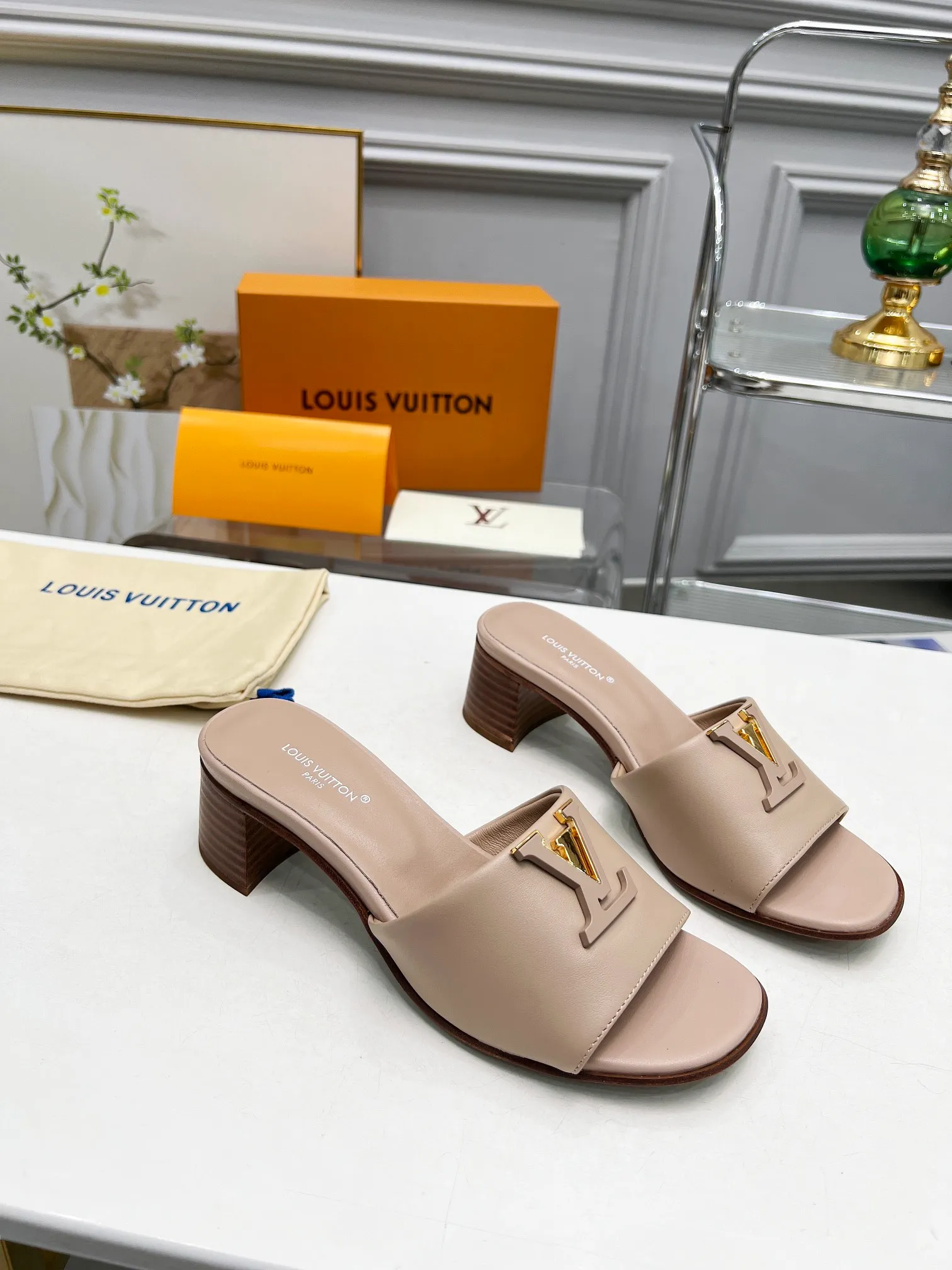 👟👟Ex-factory price 460👟👟Louis Vuitton/Louis Vuitton women's new sandals LV SUNSET COMFORT flat sandals are made of exquisite cowhide and sheepskin lining, the uppers show handicrafts, and are matched with genuine leather soles*@wearing experience. LV logo hardware buckle on upper, size 35-42